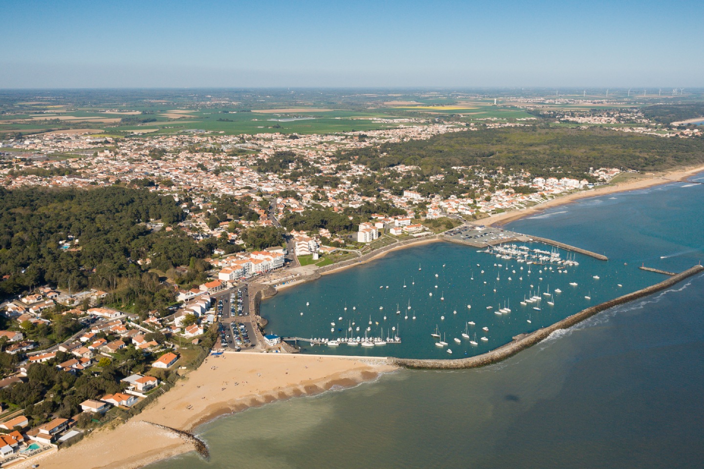 Vue aérienne du port, plage et station balnéaire en Vendée