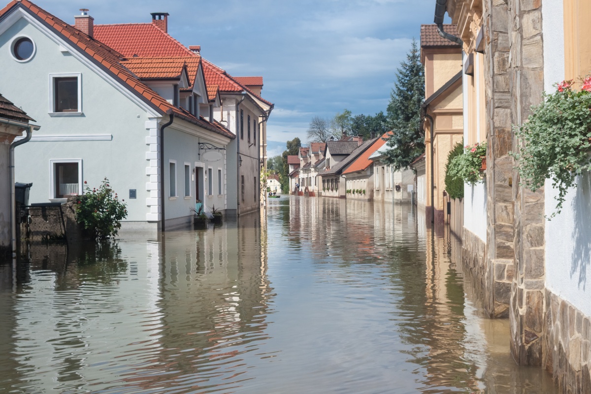 Rue de village inondée avec maisons aux toits rouges
