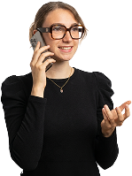 Diagnostiqueuse AD DIAG 85 au téléphone, souriante