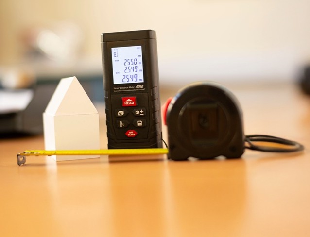 Document DPE avec échelle énergétique A à G, stylo et calculatrice