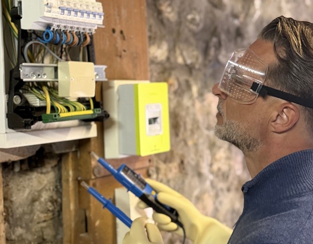 Document DPE avec échelle énergétique A à G, stylo et calculatrice